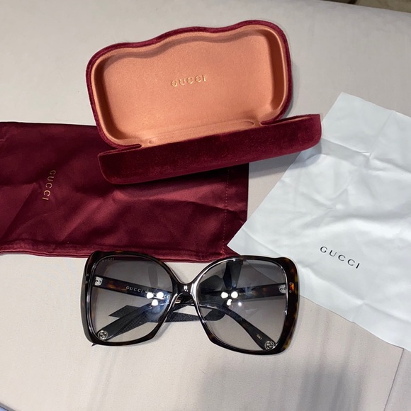GUCCI oversized sunglasses with case